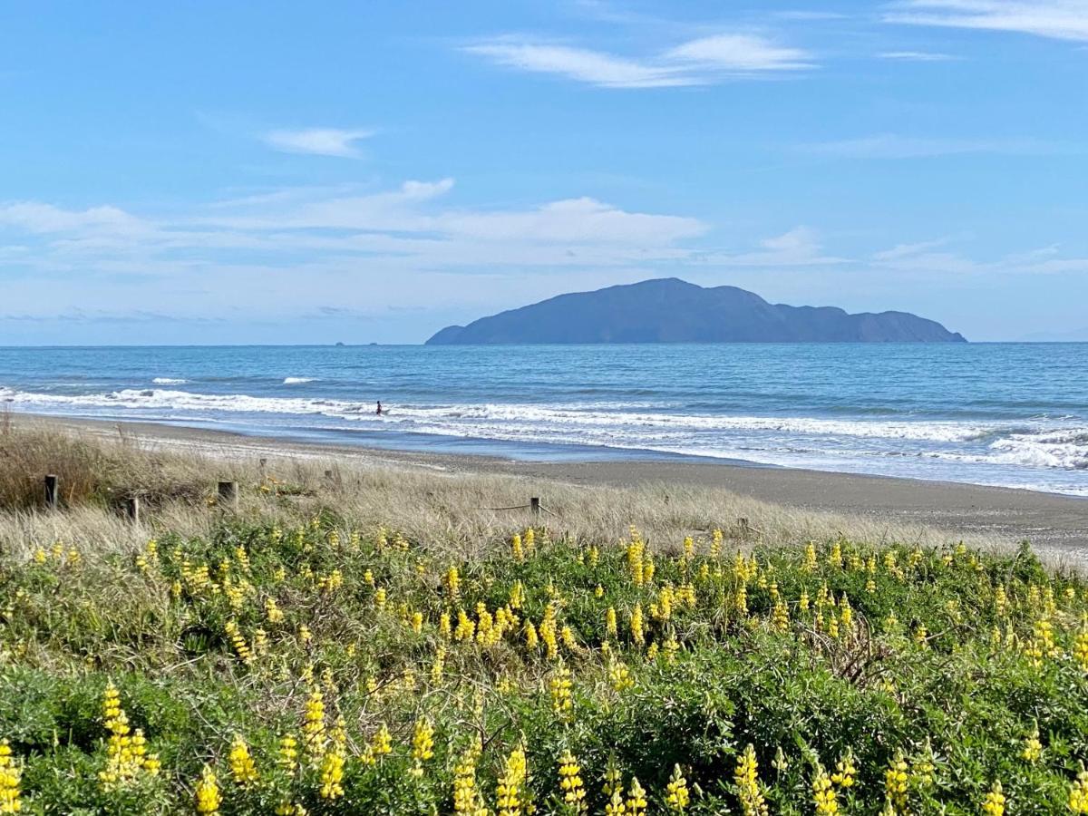 Otaki Beachfront Getaway ภายนอก รูปภาพ